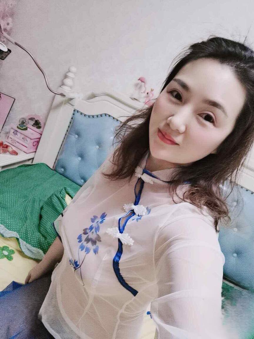 楼上漂亮少妇给隔壁老王吃鸡