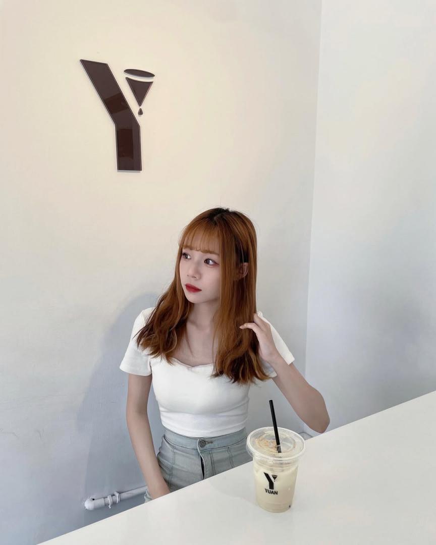 渾圓美胸「華華」顔值甜美，笑起來超迷人 (21P)