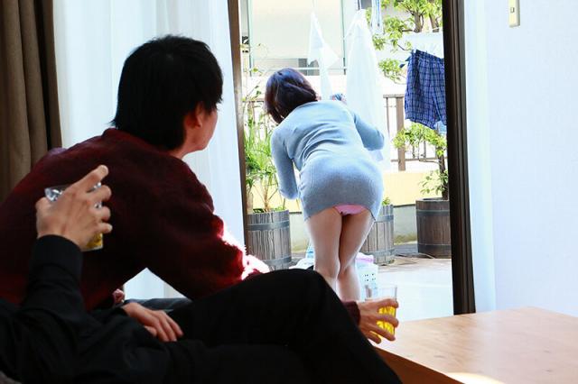 よしい美希：「お前んちの母ちゃんエロすぎだろ！」無防備なモチモチ爆乳ボディで息... (21P)