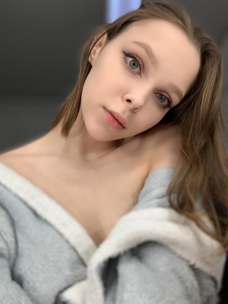 Pretty OnlyFans model Little Kitty flaunts her holes & boobs in a solo (20P)
