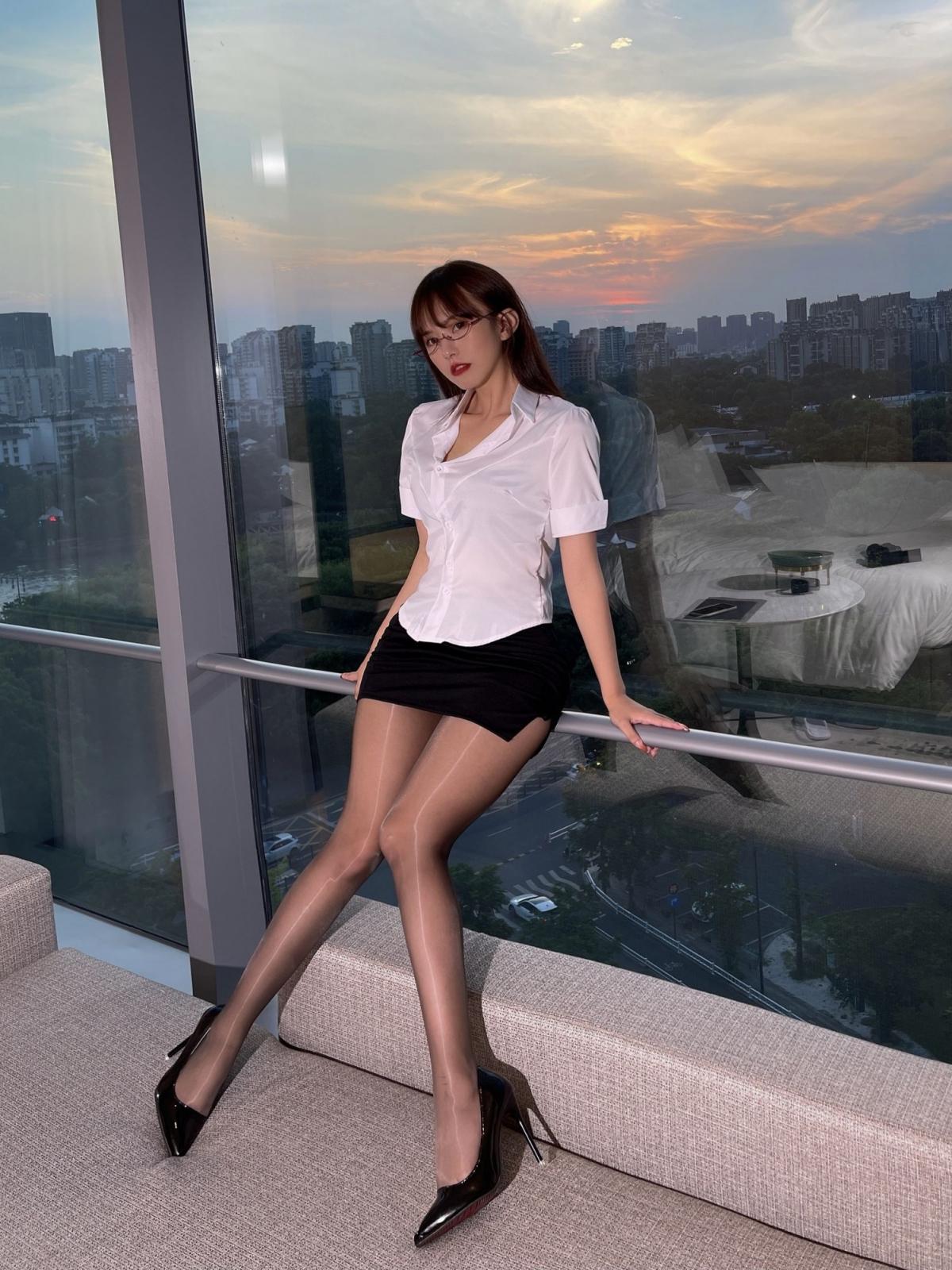 張思允 - 油亮黑絲制服 (30P)