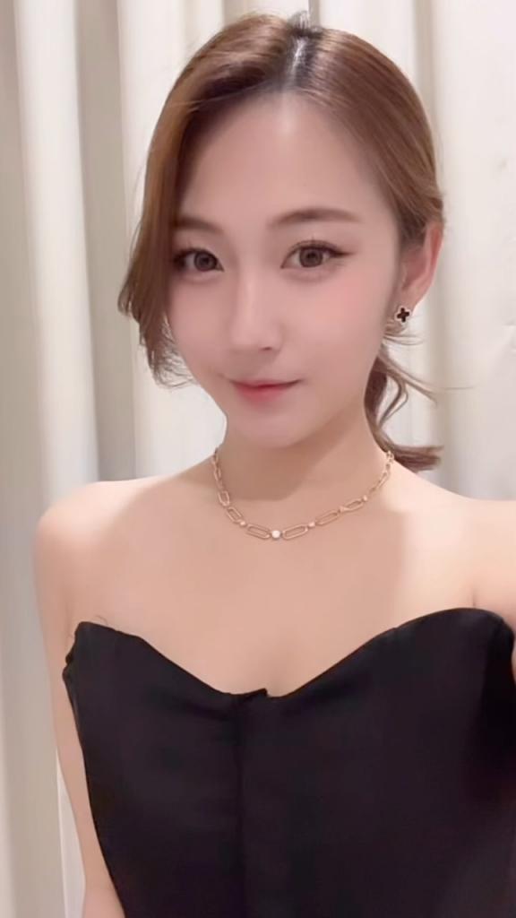 「ᒍᗩᔕᗰIᑎ_齊敏」飽滿的胸型弧度好吸睛 (22P)