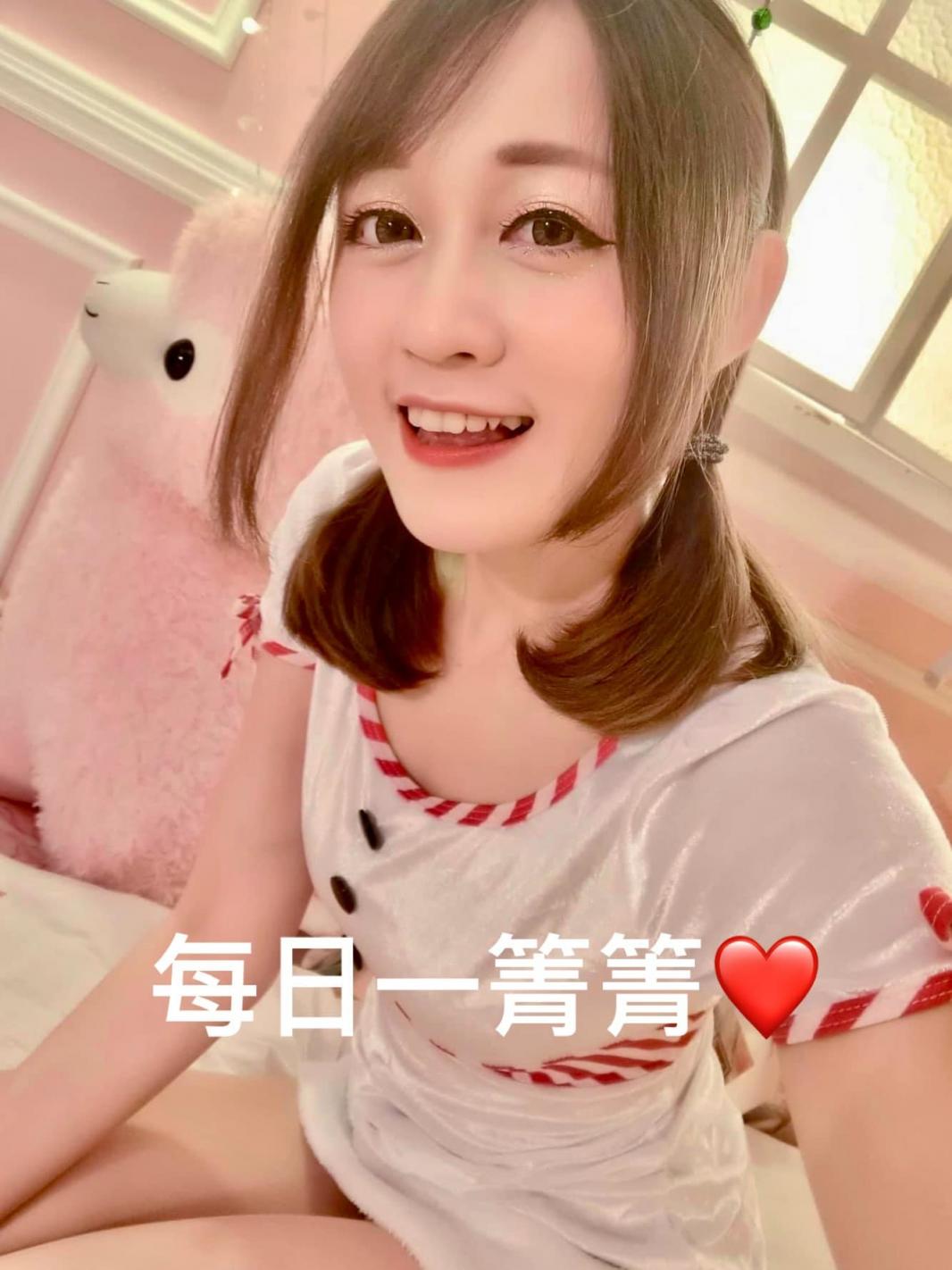 台灣可愛的SHOWGIRL吳箐箐 ，身材均勻加上是有肉滴 (7P)