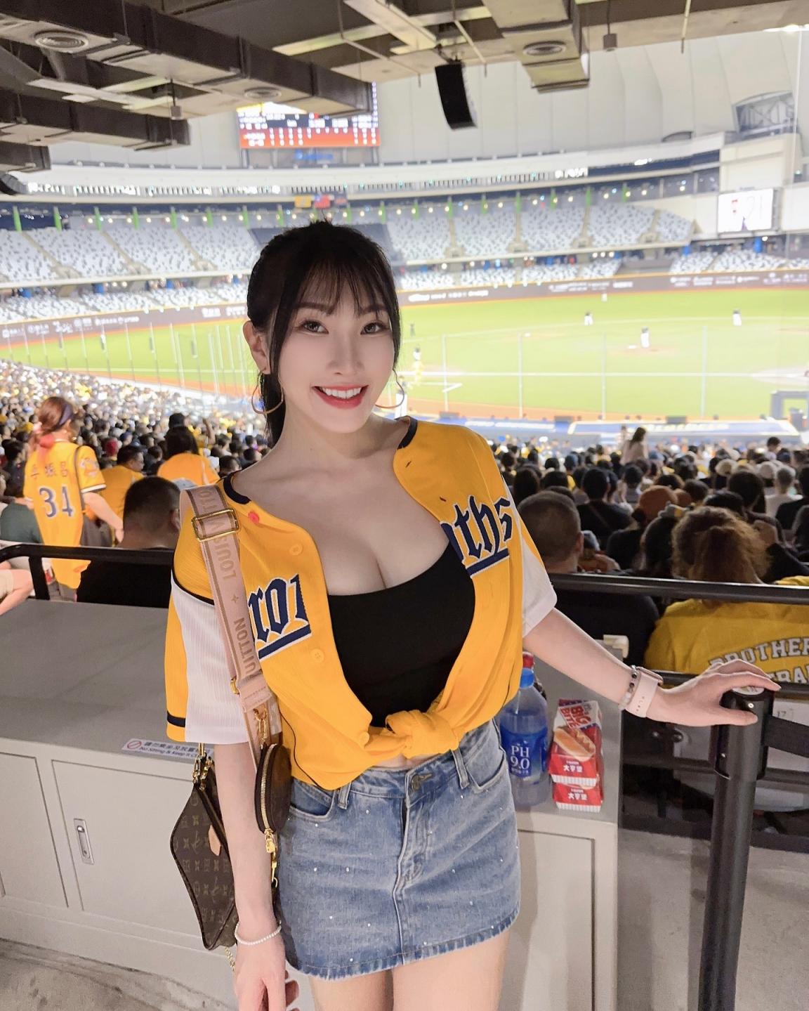 「𝑨𝒓𝒊𝒆𝒂_𝑪𝒉𝒆𝒏」低胸爆乳 真的超完美 (21P)