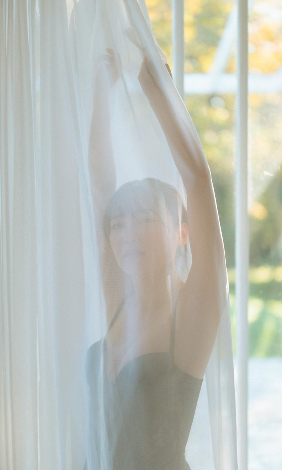 [由良ゆら] 可愛寫真妹 飽滿身材來誘惑你 (23P)