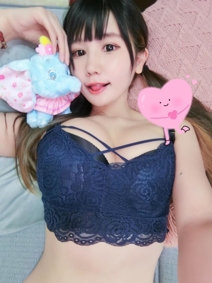 台灣巨乳美少女四月桐-April ！喜歡展現自己傲人的雙峰 (12P)