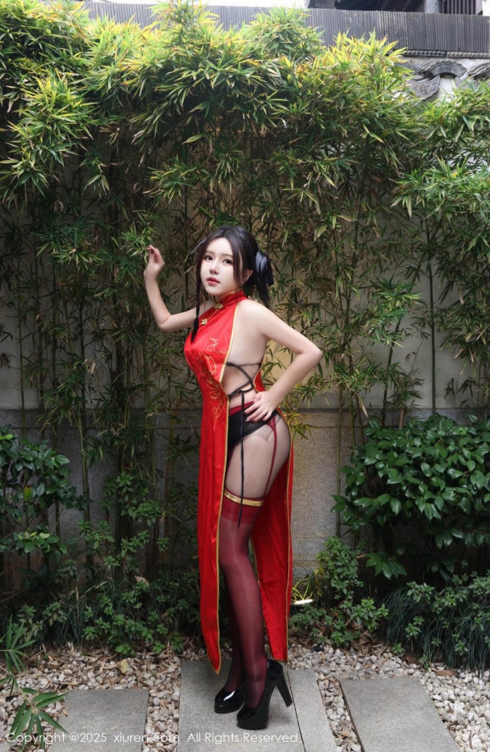 小薯條nienie性感紅色旗袍配紅絲吊襪秀曼妙身姿絕美寫真 (57P)