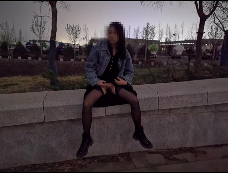晚上帶小騷貨玩玩 (14P)