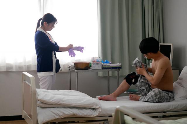 [動圖] 皐月ゆら 患者さんにがっつき接吻で元気にしてあげていた看護師 乳首もオチン... (20P)