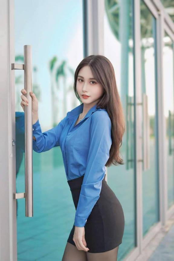 長髮美女翹臀 黑絲襪