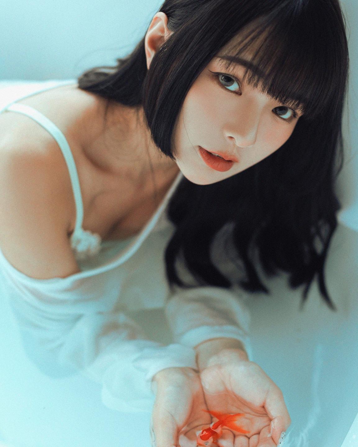 「𝐉_𝐨_𝐲_」深V超兇身材.....一不小心就淪陷 (18P)