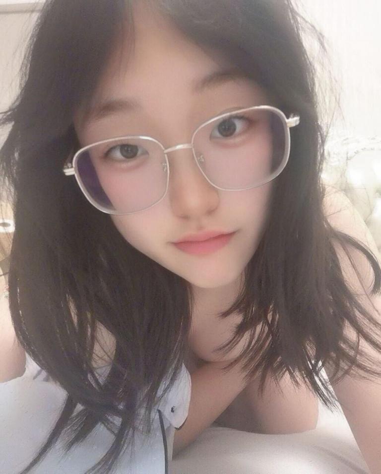眼鏡萌妹一摸就濕了 (23P)