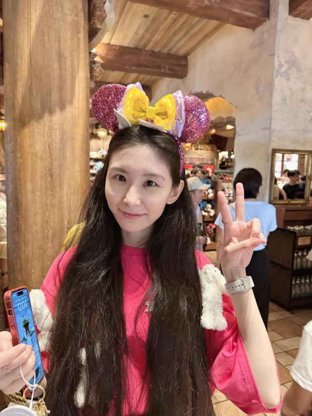 高挑美眉撥開肥陰唇後出小穴！ (15P)