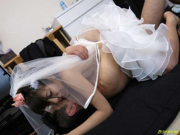 穿著婚紗的女人更漂亮，所以才婚紗都不脫直接開肏 (29P)