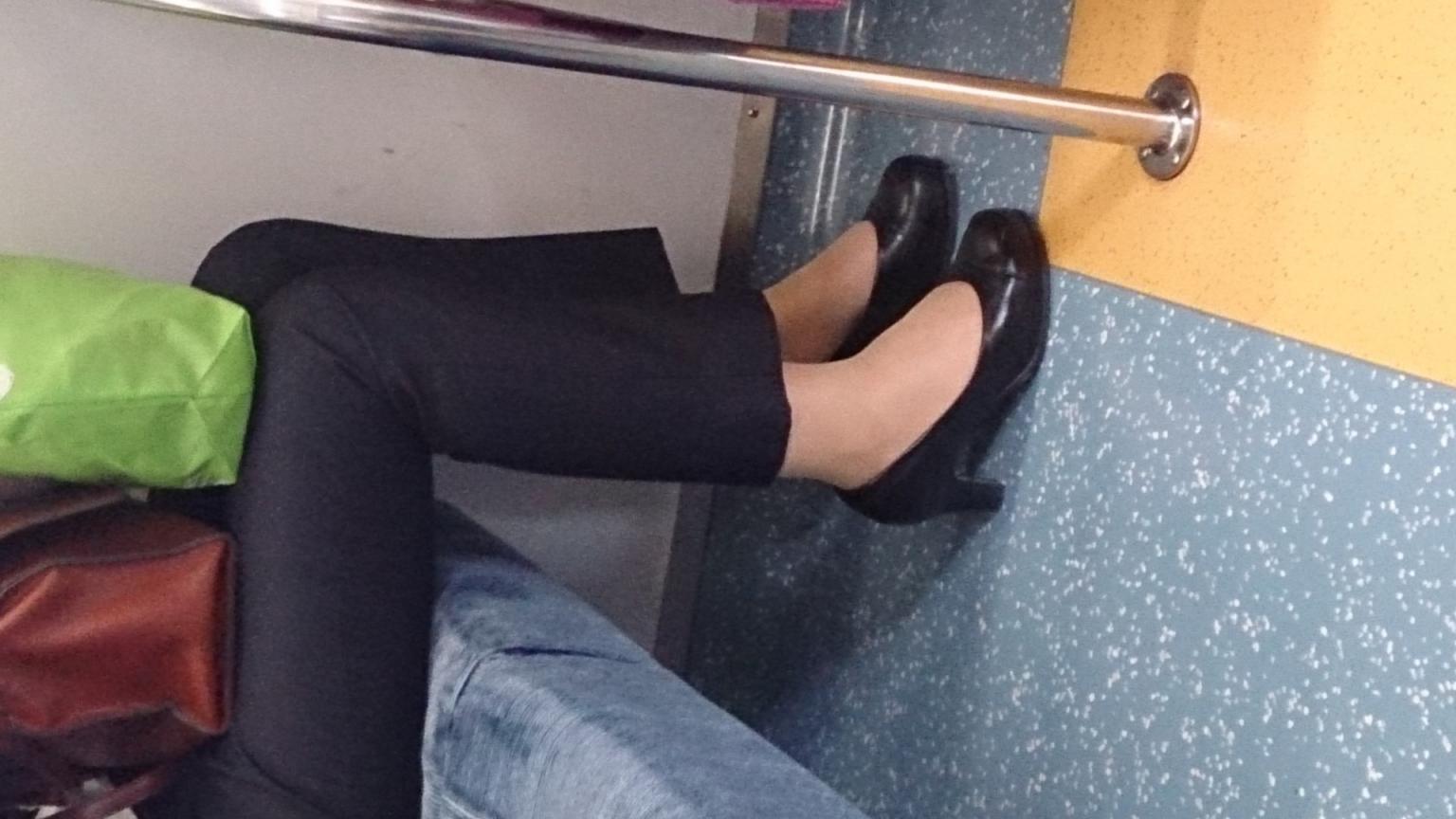 百款人就有人喜歡穿著很筆挺的黑制服 (32P)