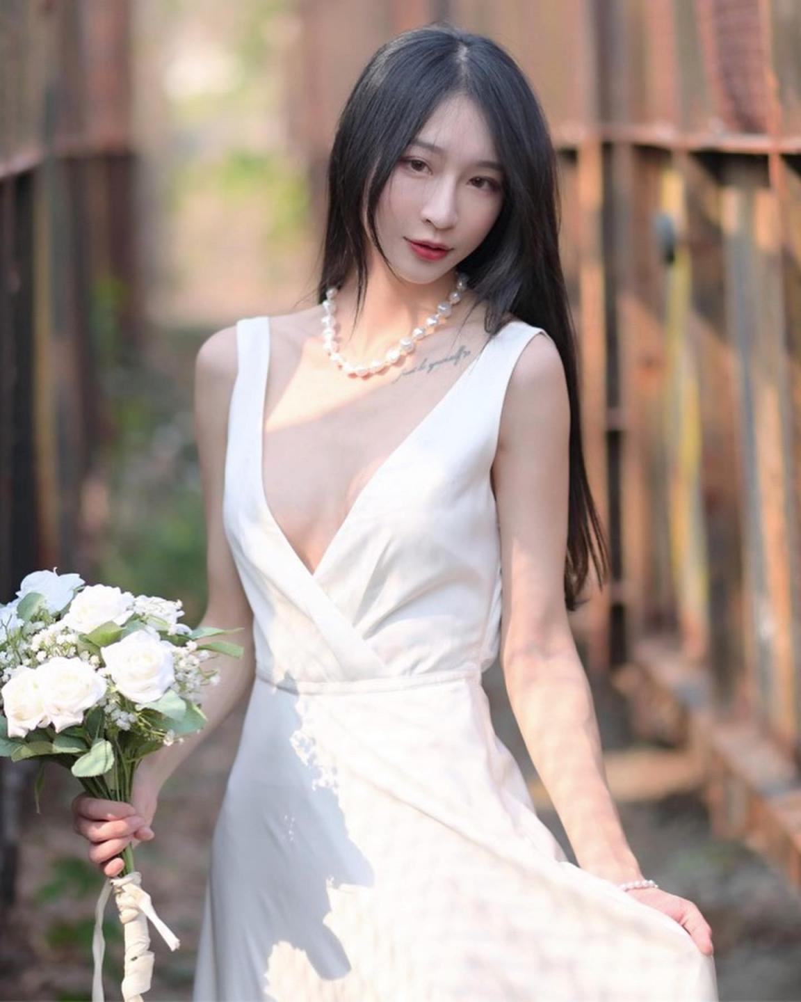 「Sunny」展現飽滿火辣身材 (17P)
