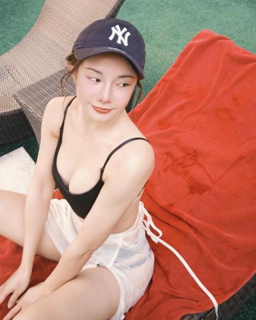 「巫苡萱」白皙美腿的極致誘惑 (10P)
