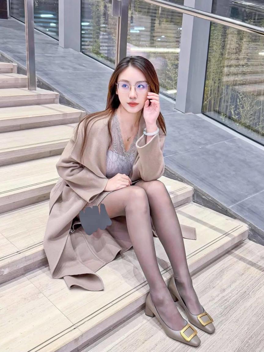 長髮正妹 性感黑絲襪