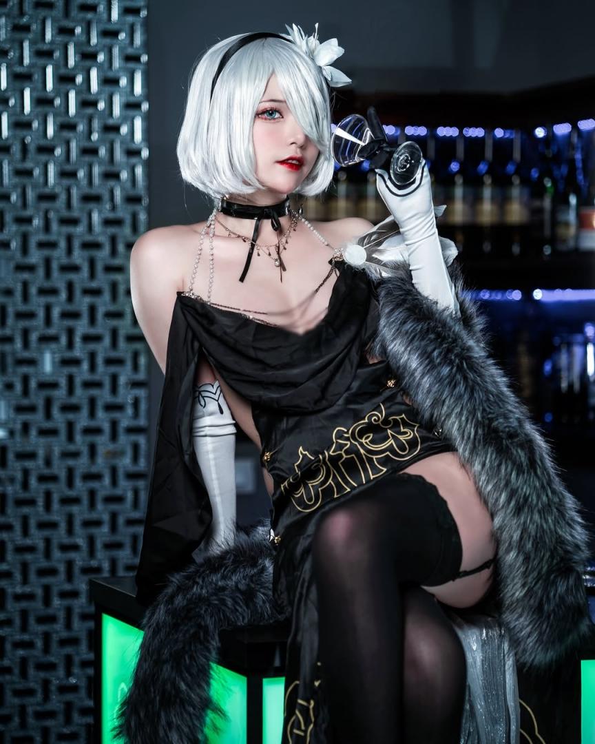 coser「尤依」穿上各種服裝超誘惑 (10P)