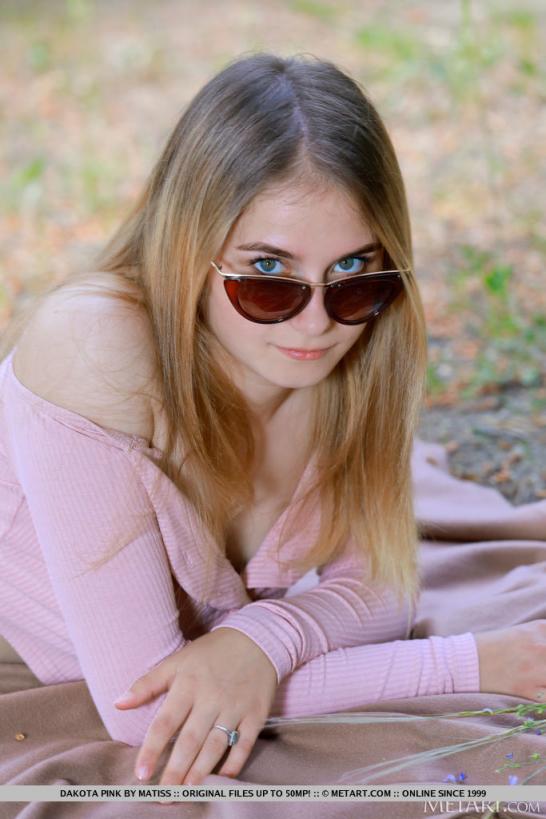 Nice teen Dakota Pink sets her great body free of clothing in the outdoors (18P）