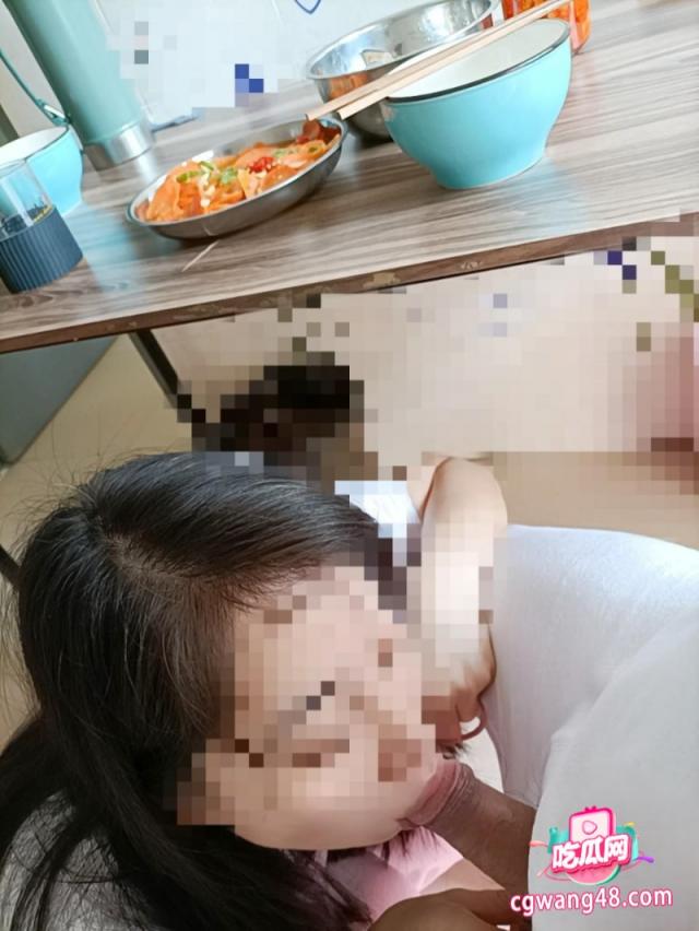 海角社区真实姐弟乱伦大作！亲弟弟饭桌前把姐姐肥逼插到拉丝儿 刺激内射！-福利多多