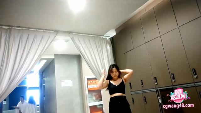 图片[2]-大神高价雇佣美女携带摄像头 潜入洗浴中心更衣室偷拍美女换衣 嫩逼肥逼尽收眼底！-福利多多