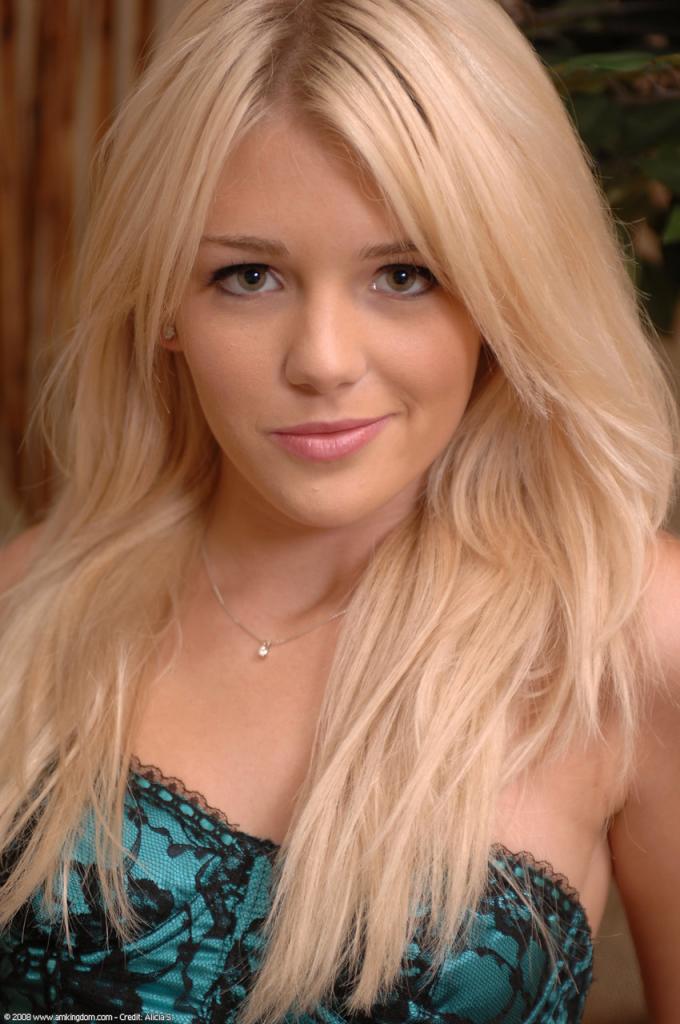 Teen amateur Holly exposes her titties and spreads her pink muff (20P)