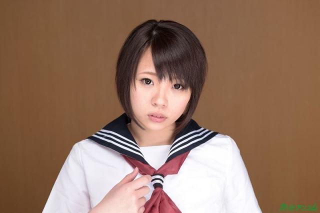 嫩嫩的制服學生妹居然被這麽多人圍攻，真是禽獸啊 (19P)