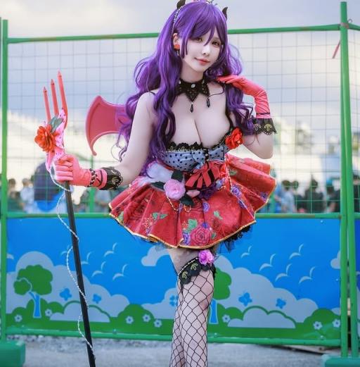coser「魔理花」大露白嫩細長美腿 (10P)