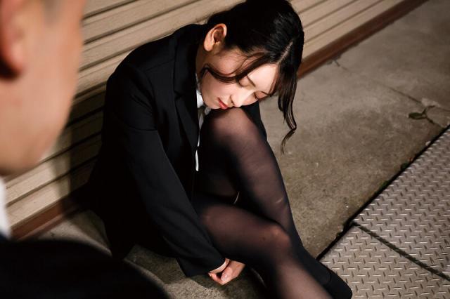紗々原ゆり：飲みすぎたフリしてデカチン部下を誘惑する淫亂女上司 紗々原ゆり (21P)