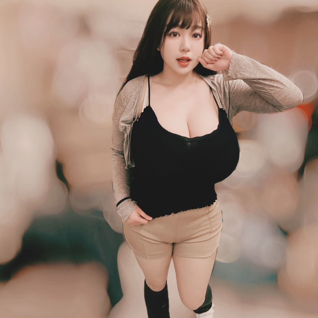 白皙巨乳畫面好震撼「比比」 不科學 (10P)